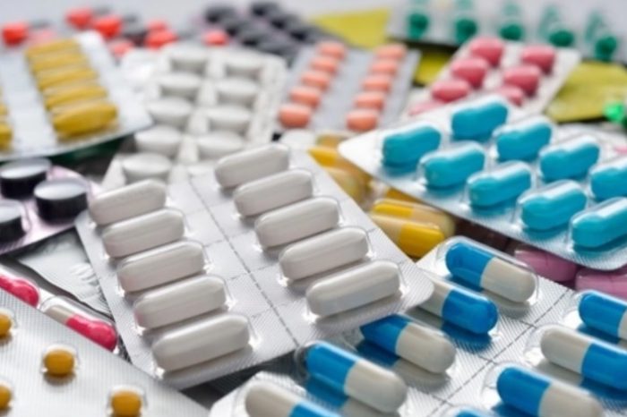 Apuran a laboratorios para congelar precio de remedios