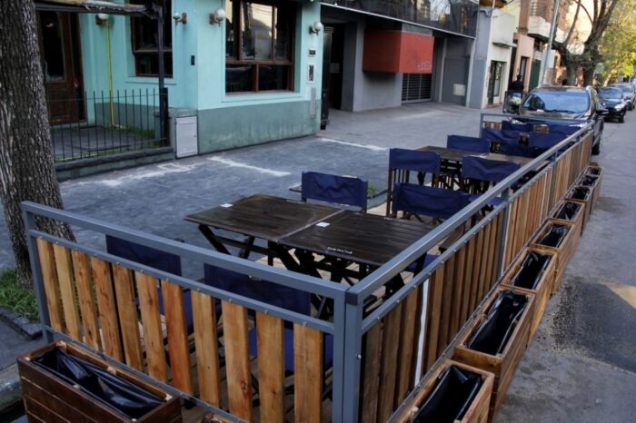 Más espacio al aire libre para locales gastronómicos en San Miguel: construirán parkelts o terrazas en estacionamientos