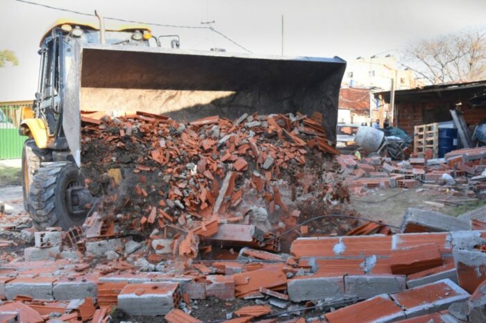 Volvieron a demoler la misma construcción ilegal en una plaza del Fuerte Apache en Tres de Febrero