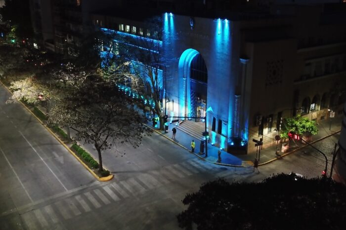 Dislexia: En Vicente López iluminaron de azul turquesa el palacio municipal