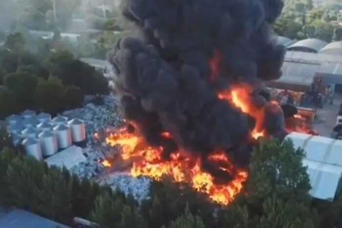 Feroz incendio en una fábrica de plástico de General Pacheco