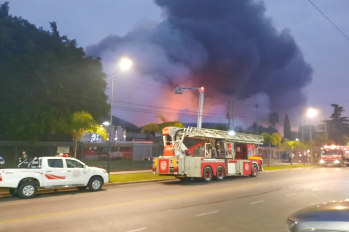Bomberos de San Fernando lograron controlar un importante incendio en una panificadora: no hubo heridos
