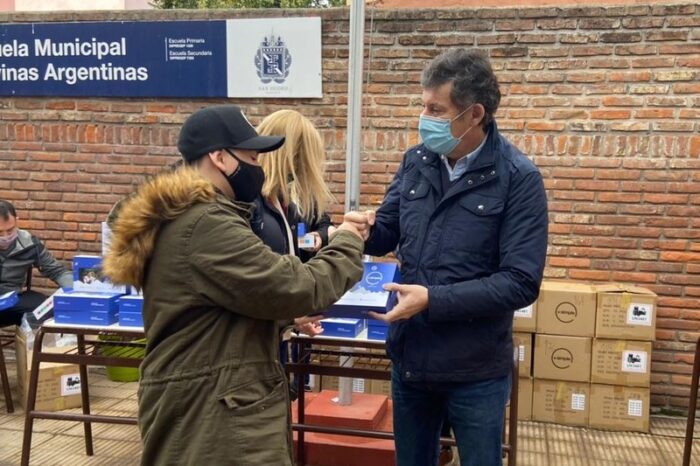 Entregan tablets para el secundario de la Escuela Malvinas Argentinas en San Isidro