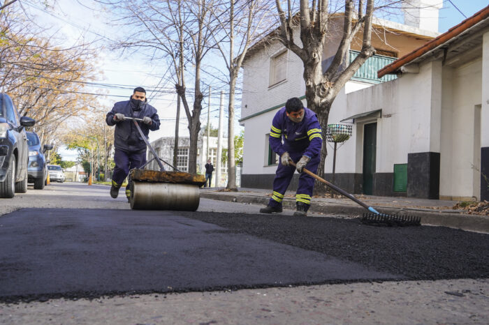 Avanzan los trabajos de bacheo y asfalto en Villa Martelli