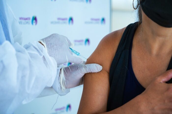 La vacuna bivalente hecha 100% en la Argentina comenzará el lunes con el proceso de la Fase II/III