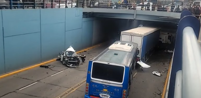 Choque fatal entre un camión, un auto y un colectivo en el túnel de Boulogne
