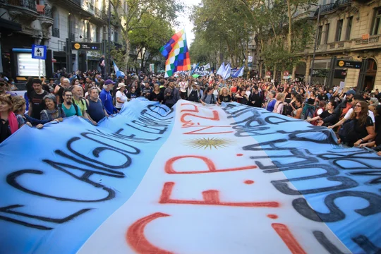 "Con las universidades públicas no": una masiva marcha nacional buscó ponerle un límite al plan "motosierra" de Milei